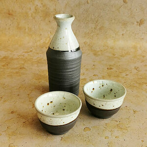 SET À SAKÉ KOMAGATA SET À SAKÉ KOMAGATA
